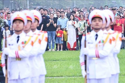 Trang nghiêm Lễ Chào cờ sáng 30/4 tại Quảng trường Ba Đình: Người dân Thủ đô hướng về ngày thống nhất