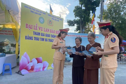 Tuyên truyền cho người dân về ATGT. Ảnh: Hoàng Anh