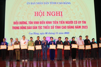 Tôn vinh người uy tín, tiêu biểu người dân tộc thiểu số Cao Bằng. Ảnh: CB