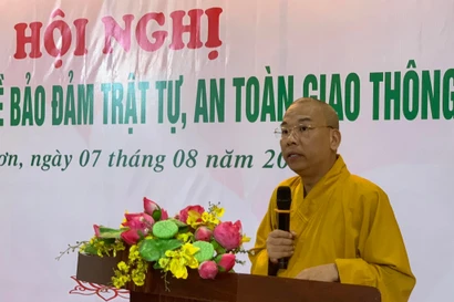 Thượng tọa Thích Quảng Truyền thuyết giảng tại Hội nghị tuyên truyền về trật tự ATGT. Ảnh: Duy Chiến 