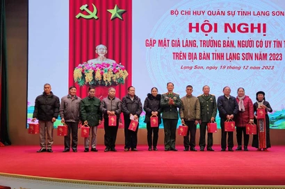 Tôn vinh các già làng, trưởng bản. Ảnh: Duy Chiến 