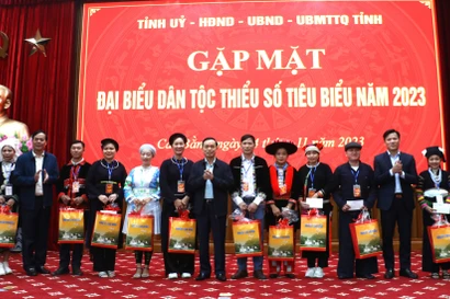 Tặng quà cho đoàn đại biểu dân tộc thiểu số Cao Bằng. Ảnh: T.M