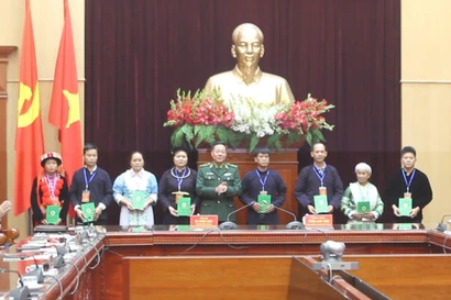 Bộ tư lệnh Biên phòng tặng quà cho đoàn đại biểu Cao Bằng.