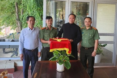 Công an thành phố Cao Bằng trao tặng cờ Tổ quốc cho giáo xứ Thanh Sơn. Ảnh: CB