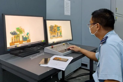Công chức Hải quan giám sát hàng hóa thông qua máy soi chiếu