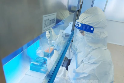 Nhân viên Phòng khám đa khoa Hoàn Hảo lấy mẫu xét nghiệm SARS-CoV-2 bằng kỹ thuật Realtime RT-PCR