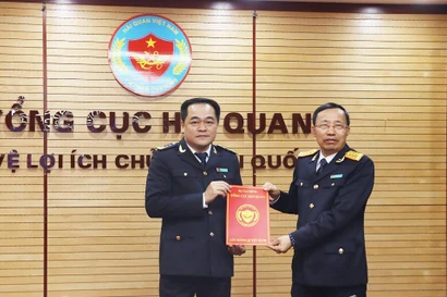 Ông Nguyễn Hoàng Tuấn (trái) nhận Quyết định bổ nhiệm từ Tổng cục trưởng Tổng cục Hải quan Nguyễn Văn Cẩn 