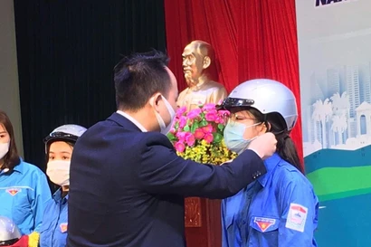 Thêm 20.000 mũ bảo hiểm được Honda Việt Nam trao tặng cho người dân