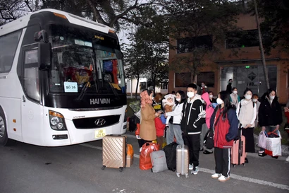 Hàng nghìn công nhân về quê đón Tết trên những chuyến xe nghĩa tình