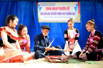 Bạn trẻ tham gia gìn giữ và phát huy văn hóa truyền thống (Trong ảnh là hoạt động đưa văn hóa truyền thống vào trường học ở huyện Mèo Vạc, Hà Giang). Ảnh: Xuân Tùng