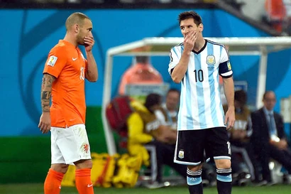 Ván cờ siêu cân não của van Gaal và Sabella