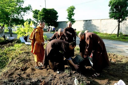 TPHCM: Nhiều cơ sở Phật giáo nói không với túi nilong, đốt vàng mã