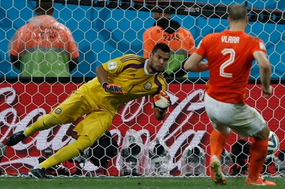 Cú sút phạt biến Ron Vlaar thành tội đồ của Hà Lan.