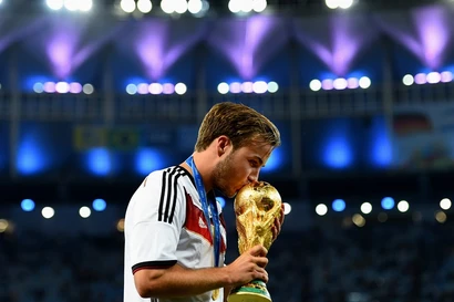 [ẢNH]: Tuyển thủ Đức đắm đuối hôn Cup và tình nhân