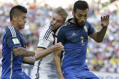 Pha va chạm dẫn tới chấn thương của Kramer (giữa).