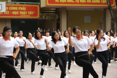 Hơn 200 người đồng diễn hưởng ứng tháng hành động vì bình đẳng giới