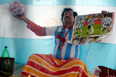 Gouramangi Mohanraj làm phép thỉnh cầu thần linh phù hộ Messi.