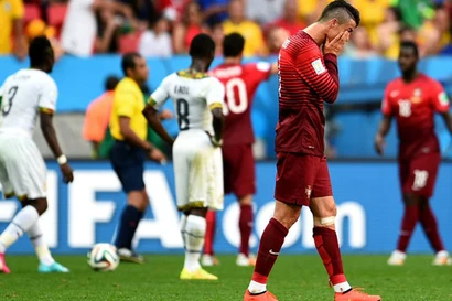 Ronaldo 'khai hỏa', Bồ vẫn phải tức tưởi hồi hương