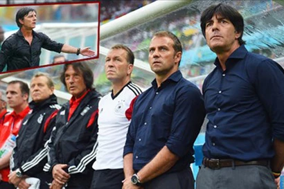 HLV Loew vẫn nhất quyết chưa chịu giặt chiếc áo sơ mi xanh tím than may mắn tại World Cup năm nay.