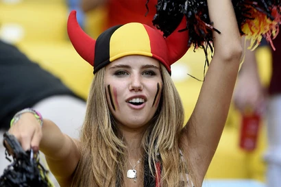 Mỹ nhân World Cup mất hợp đồng người mẫu vì... hung hăng