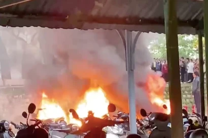 Sau tiếng nổ lớn, 7 xe máy trong trường học bị thiêu rụi 