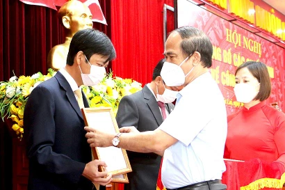 Chủ tịch UBND tỉnh Gia Lai Võ Ngọc Thành trao quyết định và tặng hoa ông Đỗ Việt Hưng