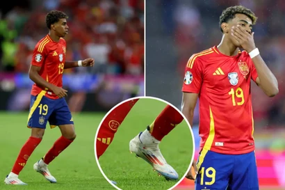 Tại sao giày Lamine Yamal in 2 lá cờ không phải Tây Ban Nha?