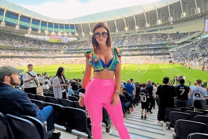 Thân hình bốc lửa của nữ CĐV quyến rũ bậc nhất EURO 2024