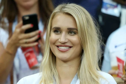 Vẻ đẹp hớp hồn của bà xã thủ môn đội tuyển Anh