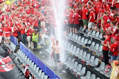 'Nhìn mặt sân xấu, mái dột nước ở EURO 2024, thế giới nên tới Qatar học cách tổ chức giải đấu lớn'