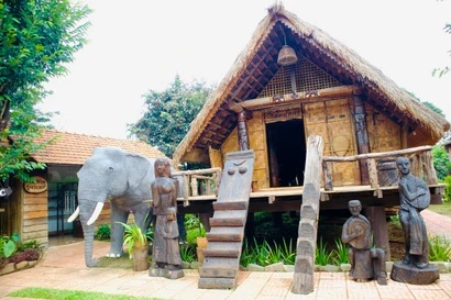 Vẻ đẹp buôn cổ giữa lòng thành phố cà phê