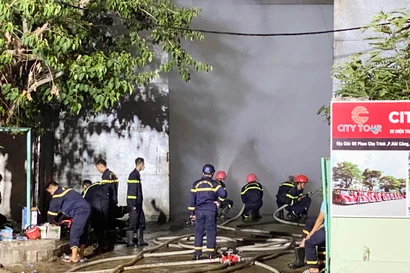 Hơn 100 người dập lửa trong đêm vụ cháy kho hàng ở Bình Định