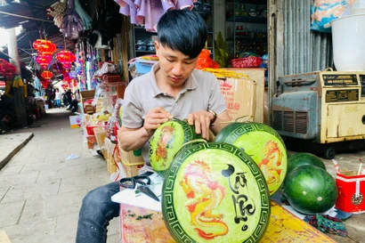 Dưa hấu tỉa thành hình rồng vàng, giá cao vẫn đắt khách