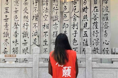 Yao Fenchen, 23 tuổi, tìm đến ngôi chùa ở Thâm Quyến sau khi thất nghiệp. (Ảnh: SCMP)