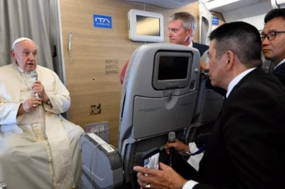 Giáo hoàng Francis trao đổi với các nhà báo trong chuyến bay trở về từ Mông Cổ ngày 4/5. (Ảnh: Vatican News)