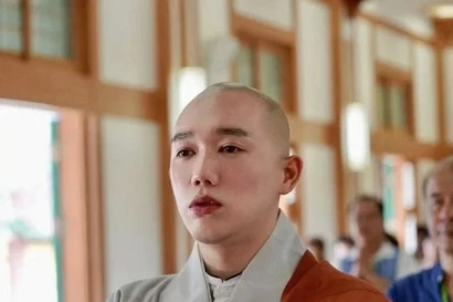 Tu sĩ hoa Beomjeong nhận được nhiều quan tâm của người trẻ Hàn Quốc. (Ảnh: Instagram)