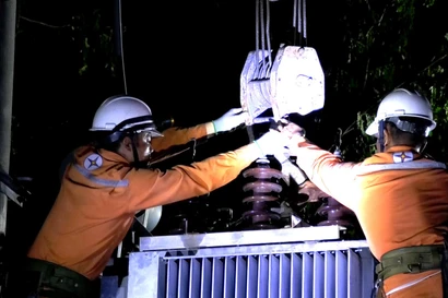 Điện lực Quảng Nam huy động tổng lực khôi phục cấp điện sau bão số 4