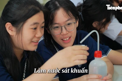 Sĩ tử say mê thí nghiệm khoa học tại Ngày hội tuyển sinh khối các ngành Khoa học và Công nghệ
