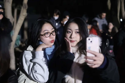 Giới trẻ tưng bừng đón Giao Thừa Ất Tỵ 2025: Ngắm pháo hoa rực rỡ, Đi lễ chùa cầu may