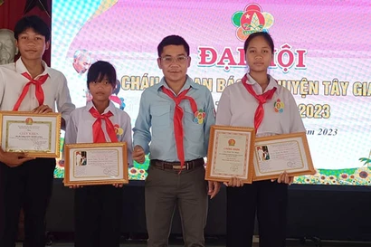 Thầy giáo trẻ Cơ Tu 'cõng' chữ về làng 