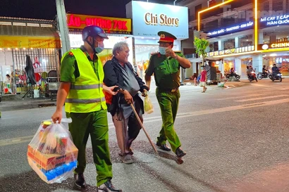 Công an xuống đường trong đêm, mang Xuân đến những mảnh đời khó khăn