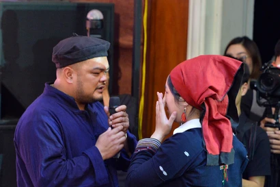 Xúc động màn cầu hôn muộn sau 10 năm của chàng trai dân tộc Tày