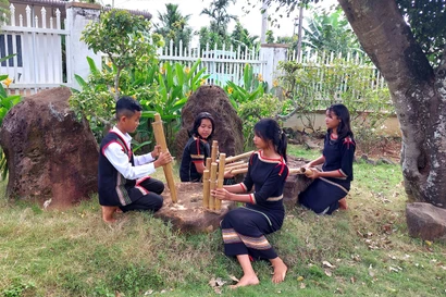 Lớp học nhạc cụ tre nứa cho các em nhỏ Êđê