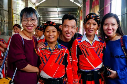 Các thành viên của Ethnicity trong một chuyến thực tế về địa phương