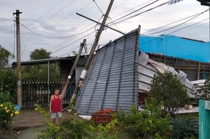 Dông lốc làm sập, tốc mái 200 ngôi nhà, 1 người chết