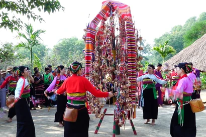 Màn thưởng hoa đặc sắc trong lễ hội Pôồn Pôông của người Mường xứ Thanh