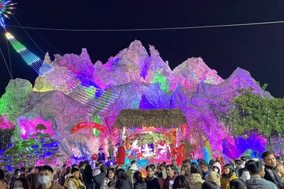 Lung linh đêm Giáng sinh ở giáo xứ nhà thờ đổ