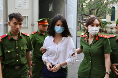 Bị cáo Trần Thị Ngọc Trinh tại tòa.