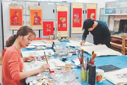 Nghệ nhân tô tranh