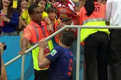 Nghĩa cử cao đẹp của Van Persie 